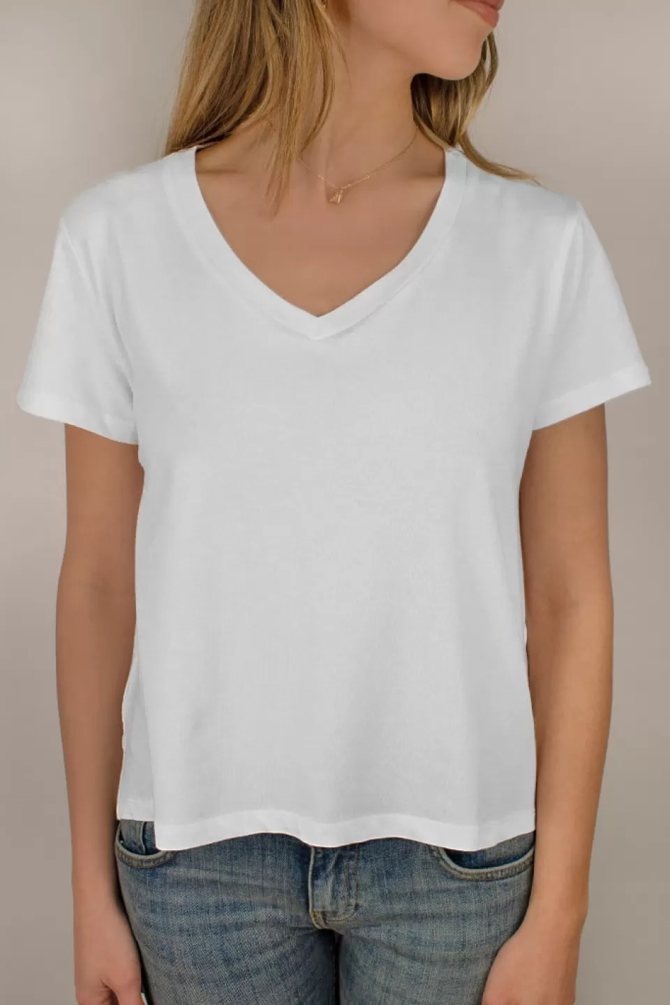 Subdued T-shirt a V